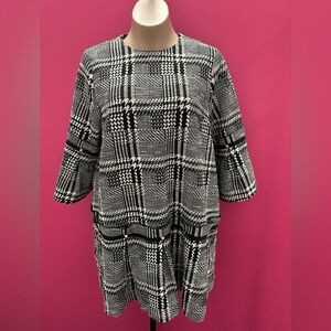 Tuckernuck Black & Cream🖤🤍Knit Houndstooth Pattern w/ pleated bottom & sleeves!